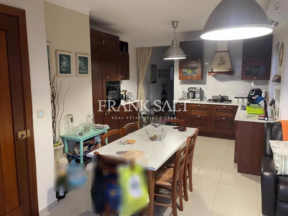 Santa Venera, Penthouse