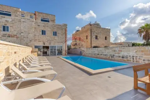 5 bedroom Villa Semi-detached to rent in Zejtun