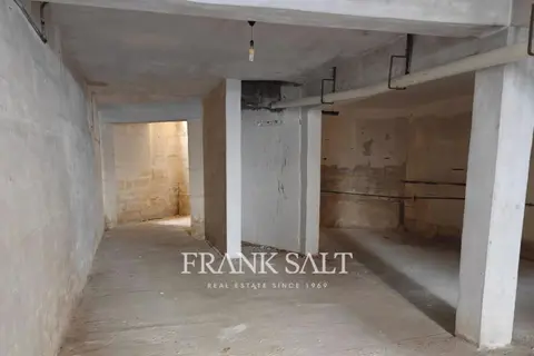 Garage For Sale in Pieta