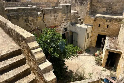 6 Bedroom House of Character For Sale in Gharghur