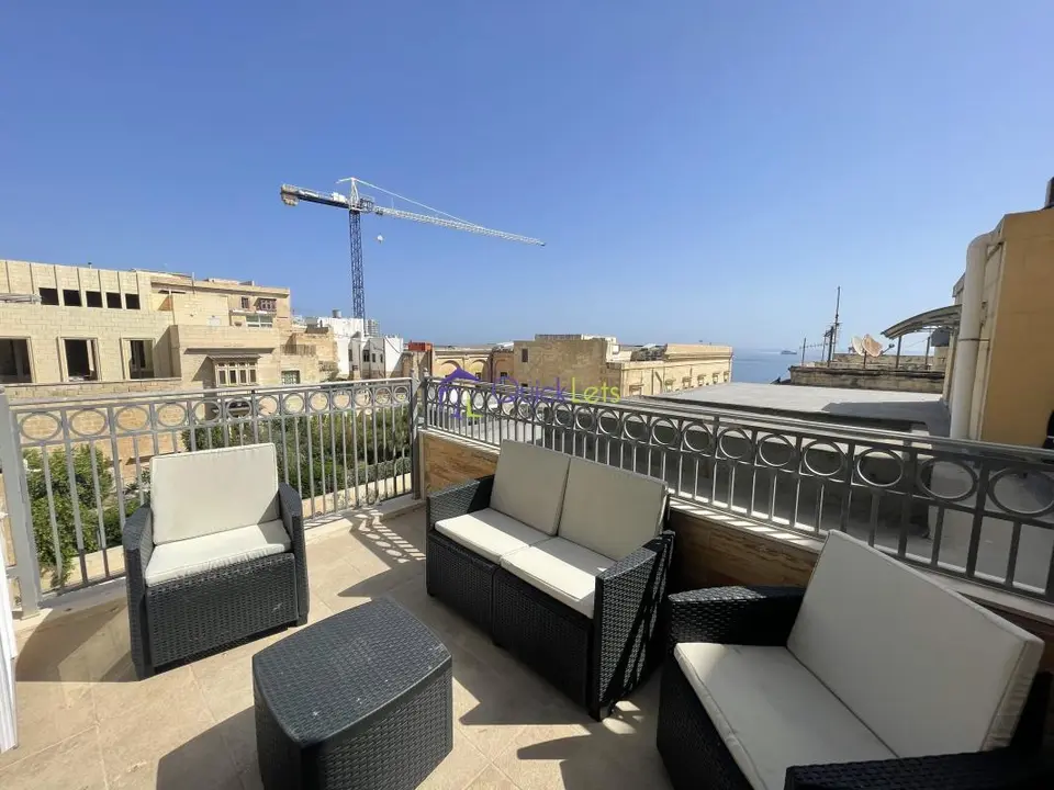 2 bedroom Penthouse to rent in Valletta