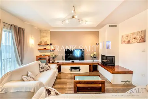 3 Bedroom Apartment For Sale in Pembroke