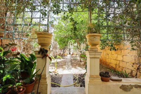3 Bedroom Town House For Sale
