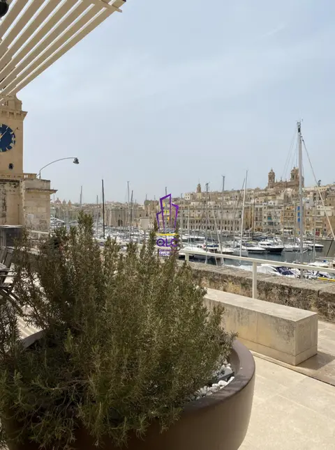 Office to rent in Birgu