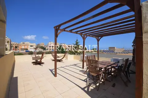 3 Bedroom Semi-Detached Villa For Sale in Pembroke