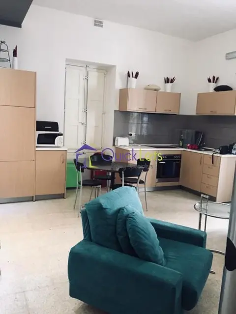 Appartament bi 3 kmamar għall-kiri f'Sliema
