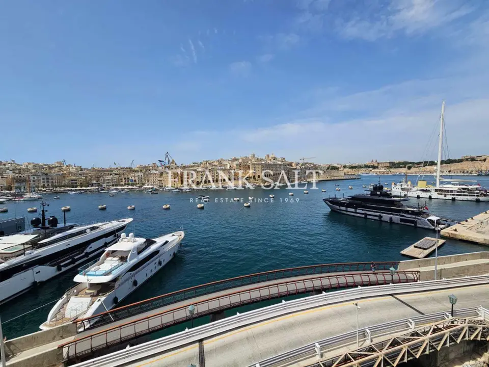 4 bedroom Apartment to rent in St. Angelo Mansions