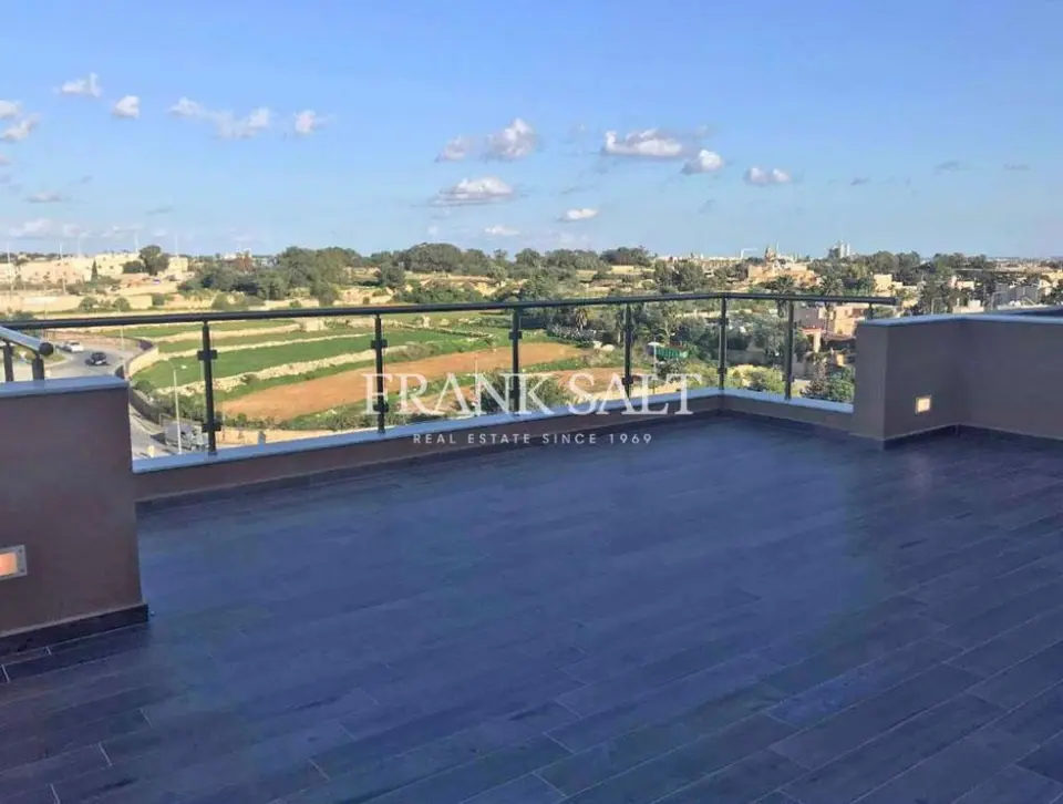Naxxar, Furnished Penthouse