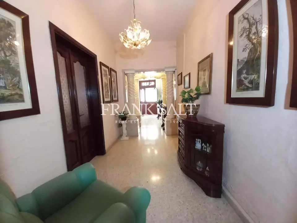 Paola, Furnished Maisonette