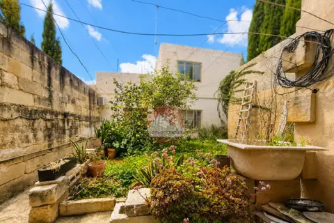 6 Bedroom Town House For Sale in Gharghur