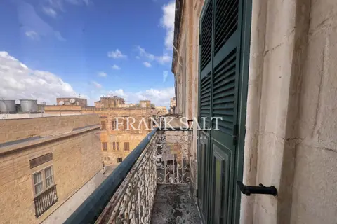 Guest House For Sale in Cospicua (Bormla)