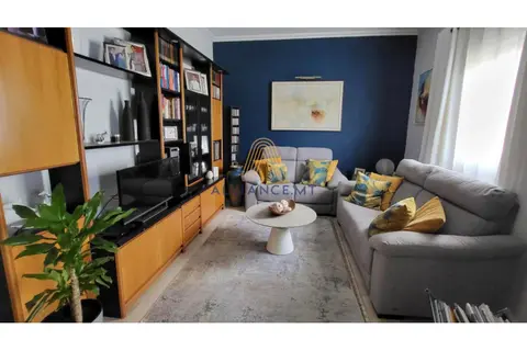 3 Bedroom Maisonette For Sale in Iklin
