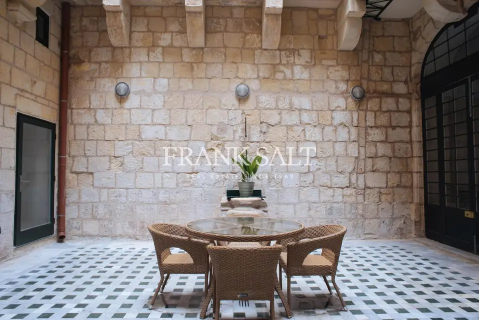 Valletta, Furnished Duplex Apartment