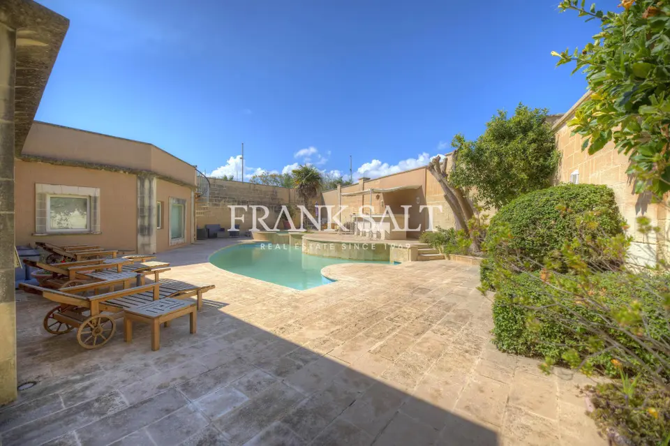 Iklin, Furnished Villa
