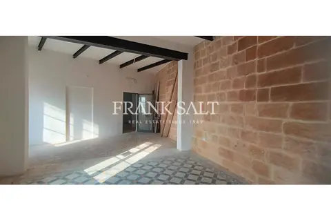 5 Bedroom Town House For Sale in Paola