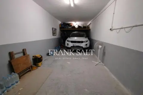 Garage For Sale in Marsa