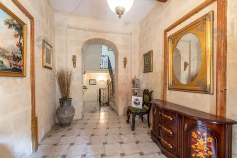 5 Bedroom Town House For Sale in Paola