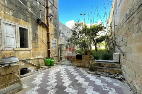 6 Bedroom Town House For Sale in Qormi