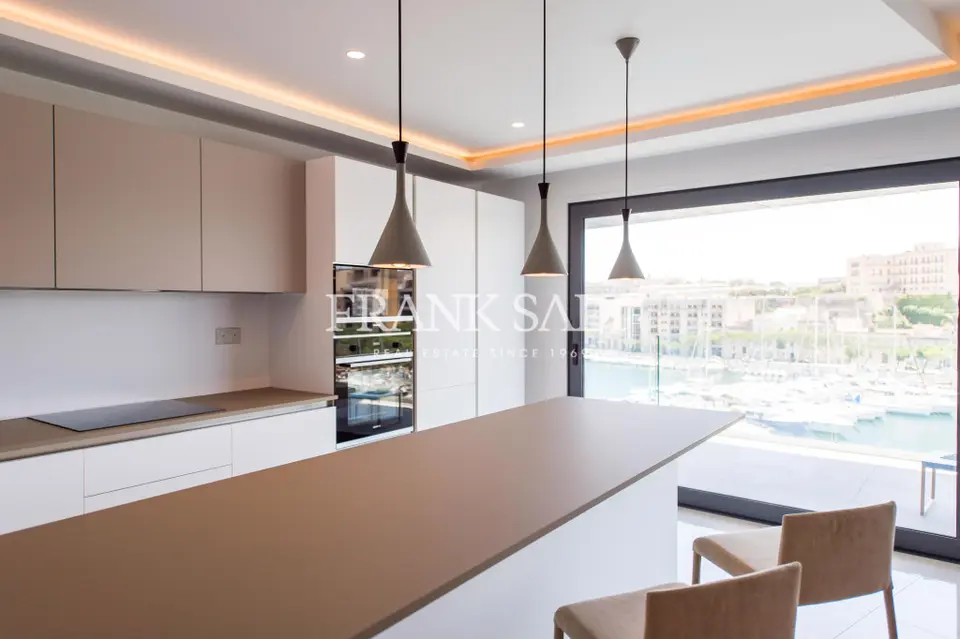 3 bedroom Apartment to rent in Ta' Xbiex