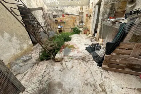 Farm House For Sale in Zebbug