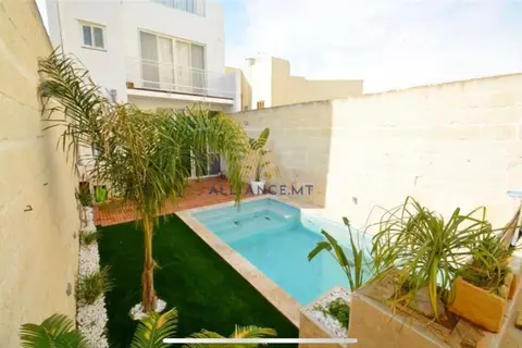 3 Bedroom Town House For Sale