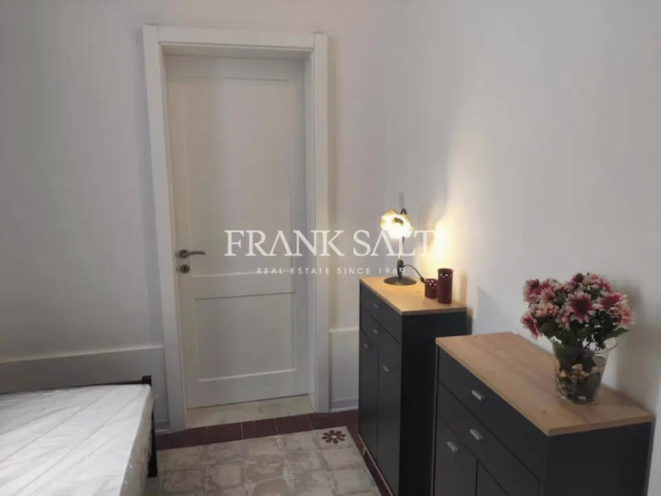 Paola, Furnished Townhouse