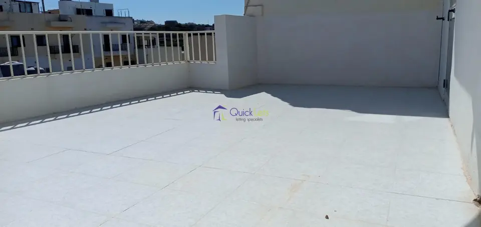 2 bedroom Penthouse to rent in Xghajra