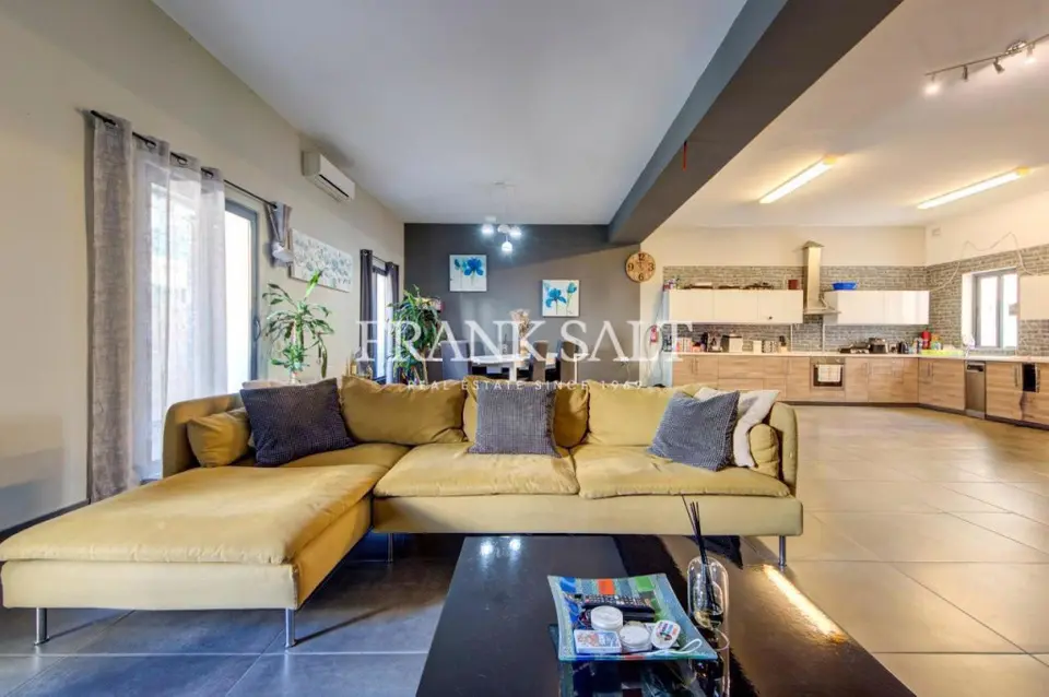 Sliema, Furnished Apartment + CAR SPACE